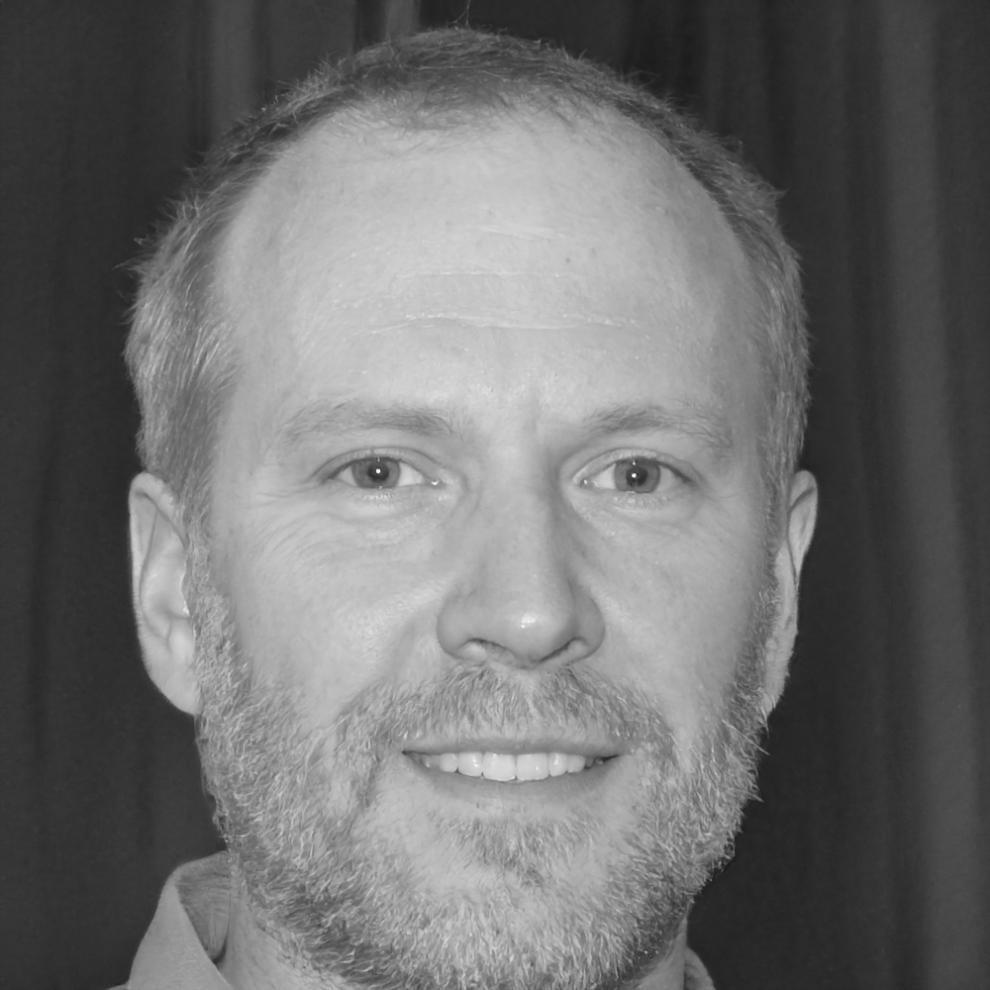 Lead instructor Magnus Eriksen reviewing student work